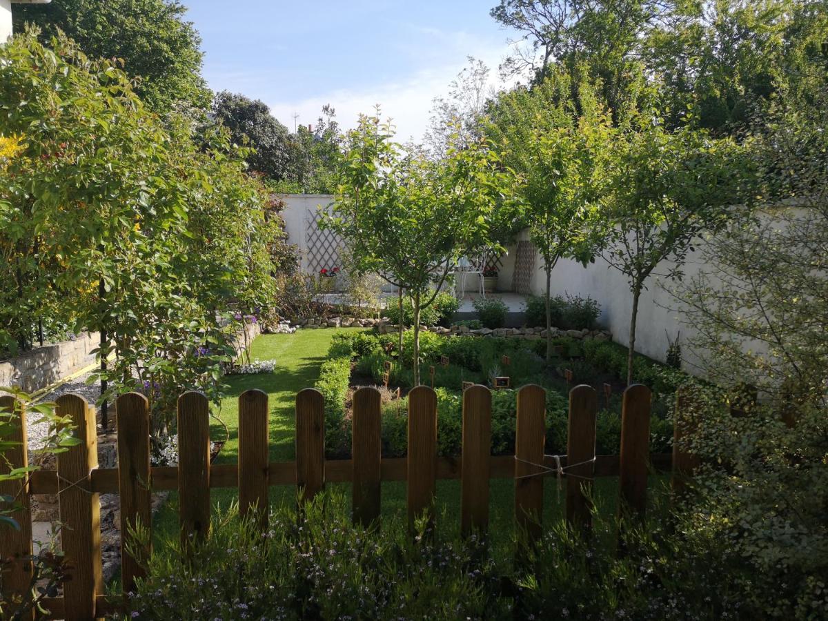 La Roseliere Maison Plain Pied Confortable Belle Decoration Jardin Magnifique 10 Mn A Pied Centre Ville Bayeux Proche Plages Du Debarquement Ngoại thất bức ảnh